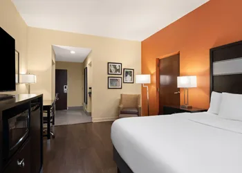 La Quinta Inn & Suites by Wyndham Florence hotel thumbnail 5
