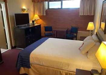 Ramada by Wyndham Lethbridge hotel thumbnail 5