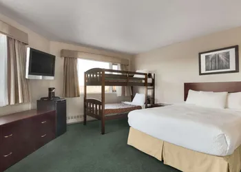 Days Inn by Wyndham Lethbridge hotel thumbnail 3