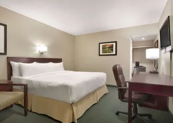 Days Inn by Wyndham Lethbridge hotel thumbnail 6