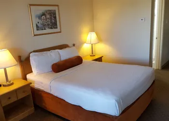 Knights Inn Lethbridge hotel thumbnail 4