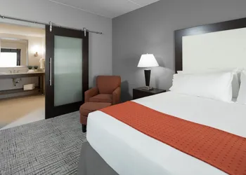 Holiday Inn Hotel & Suites Davenport by IHG hotel thumbnail 8