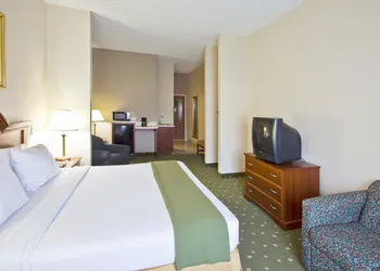 Holiday Inn Express & Suites Live Oak by IHG hotel thumbnail 2