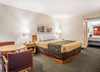 Econo Lodge Jefferson City hotel thumbnail 8