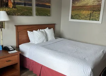 Days Inn by Wyndham Turlock hotel thumbnail 8