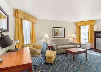 Best Western Plus Villa Del Lago Inn Patterson hotel thumbnail 6