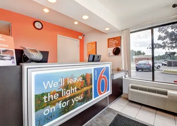 Motel 6 Southington, CT - Hartford hotel thumbnail 3
