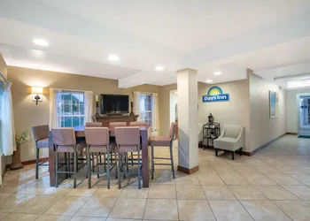 Days Inn by Wyndham Cave City hotel thumbnail 2