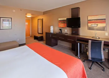 Holiday Inn Express and Suites Columbus Edinburgh by IHG hotel thumbnail 2