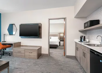 Holiday Inn Express and Suites Columbus Edinburgh by IHG hotel thumbnail 3