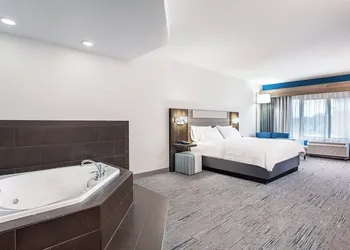Holiday Inn Express and Suites Columbus Edinburgh by IHG hotel thumbnail 6