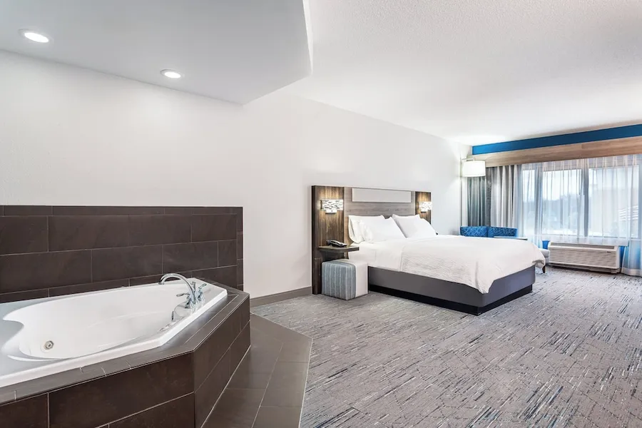 Holiday Inn Express and Suites Columbus Edinburgh by IHG hotel detail image 6