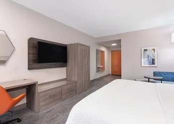 Holiday Inn Express and Suites Columbus Edinburgh by IHG hotel thumbnail 8