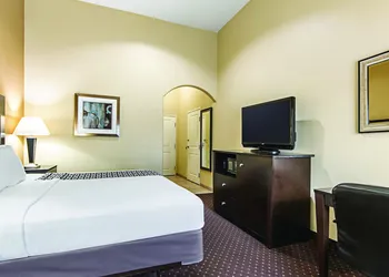 La Quinta Inn & Suites by Wyndham Houston New Caney hotel thumbnail 7