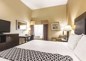La Quinta Inn & Suites by Wyndham Houston New Caney hotel thumbnail 8