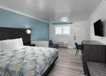 Red Lion Inn & Suites Lemoore hotel thumbnail 4