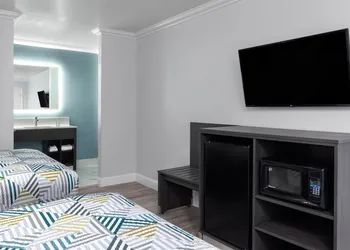 Red Lion Inn & Suites Lemoore hotel thumbnail 5