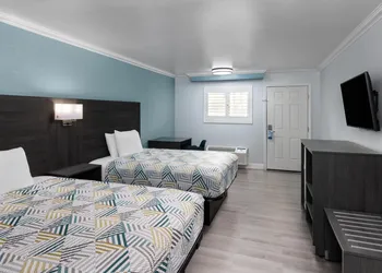 Red Lion Inn & Suites Lemoore hotel thumbnail 8