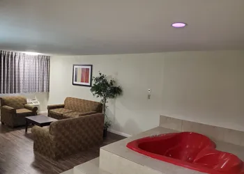 Days Inn by Wyndham Lawton hotel thumbnail 5