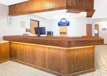 Days Inn & Suites by Wyndham Davenport East hotel thumbnail 2
