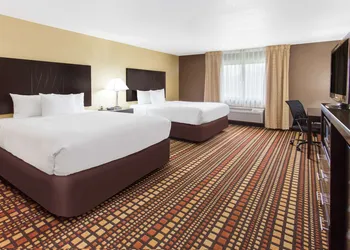 Days Inn & Suites by Wyndham Davenport East hotel thumbnail 4