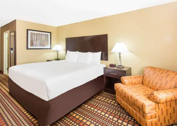 Days Inn & Suites by Wyndham Davenport East hotel thumbnail 7