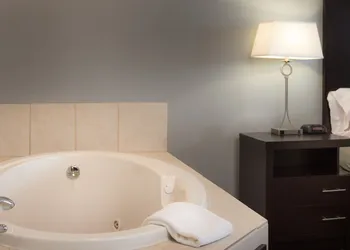 Holiday Inn Express Le Claire Riverfront-Davenport by IHG hotel thumbnail 6