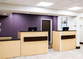La Quinta Inn by Wyndham Davenport & Conference Center hotel thumbnail 3