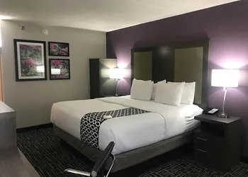 La Quinta Inn by Wyndham Davenport & Conference Center hotel thumbnail 4