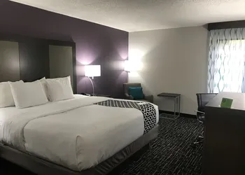 La Quinta Inn by Wyndham Davenport & Conference Center hotel thumbnail 5
