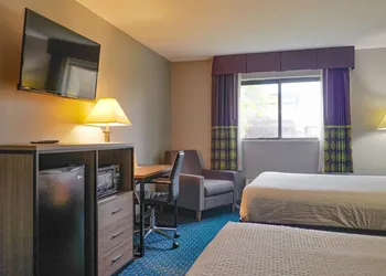 Super 8 by Wyndham Rockford I-90/Casino District hotel thumbnail 7