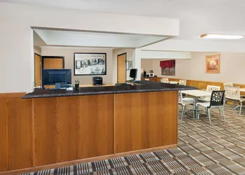 Super 8 by Wyndham Muscatine hotel thumbnail 2