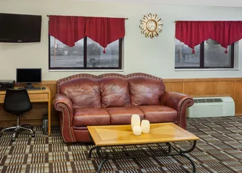 Super 8 by Wyndham Muscatine hotel thumbnail 3
