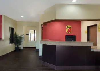 Super 8 by Wyndham Lees Summit hotel thumbnail 2