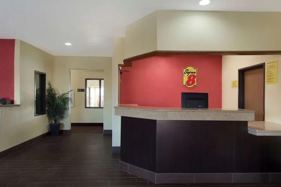 Super 8 by Wyndham Lees Summit hotel detail image 2
