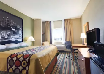 Super 8 by Wyndham Lees Summit hotel thumbnail 3