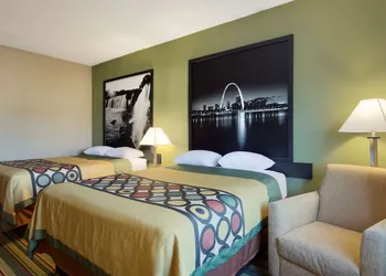 Super 8 by Wyndham Lees Summit hotel thumbnail 4