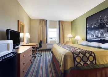 Super 8 by Wyndham Lees Summit hotel thumbnail 5