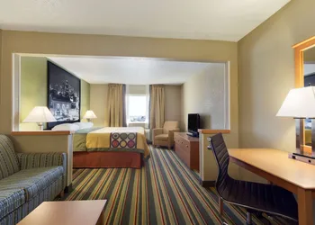 Super 8 by Wyndham Lees Summit hotel thumbnail 6