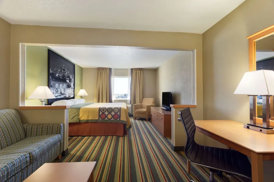 Super 8 by Wyndham Lees Summit hotel detail image 6