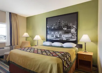 Super 8 by Wyndham Lees Summit hotel thumbnail 7