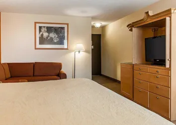 Quality Inn & Suites Shelbyville I-74 hotel thumbnail 7