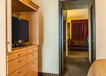 Quality Inn & Suites Shelbyville I-74 hotel thumbnail 8