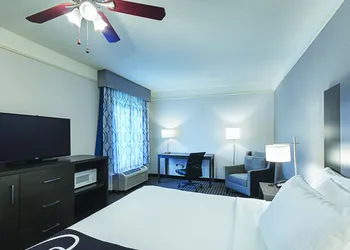 La Quinta Inn & Suites by Wyndham Conroe hotel thumbnail 4