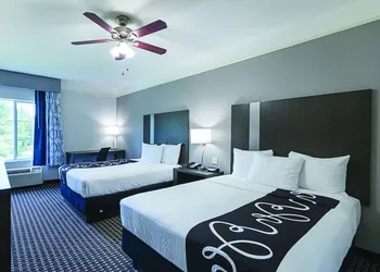 La Quinta Inn & Suites by Wyndham Conroe hotel thumbnail 5