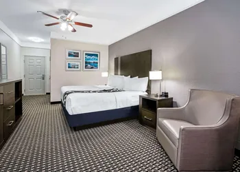 La Quinta Inn & Suites by Wyndham Conroe hotel thumbnail 8