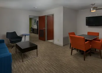 Holiday Inn Express & Suites Lawrence by IHG hotel thumbnail 2