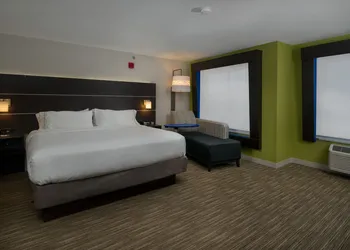 Holiday Inn Express & Suites Lawrence by IHG hotel thumbnail 3