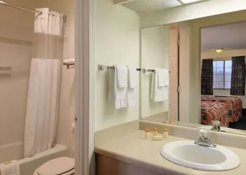 Days Inn by Wyndham KU Lawrence hotel thumbnail 6