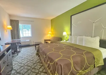 Super 8 by Wyndham De Soto hotel thumbnail 7